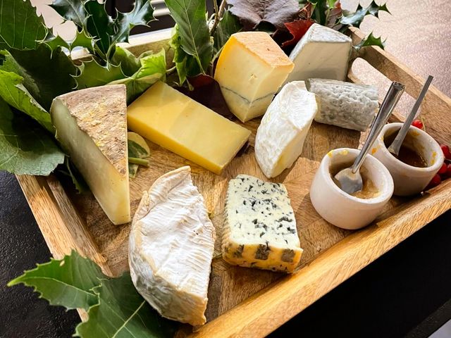 restaurant la terrasse plateau de fromage servi sur table